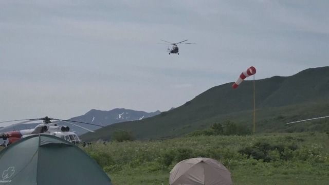 Na Kamčatce havaroval vrtulník s 16 cestujícími. Po nehodě se potopil do jezera